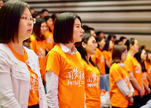 爱华教育学员齐唱国歌