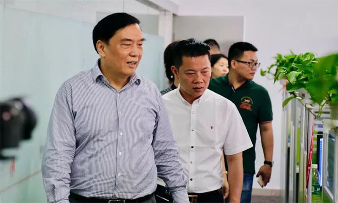 郭厚泽教授带领黄增副院长一行参观爱华国际教育科技集团总部
