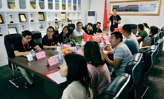 爱华国际教育科技集团相关事业部推广负责人向来宾汇报工作和分享经验