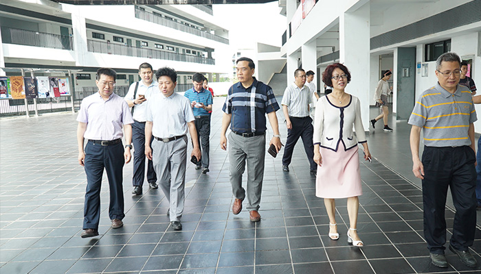 深大继教院/深大经济学院/深信继教院及爱华国际教育科技集团领导在毕业答辩现场视察