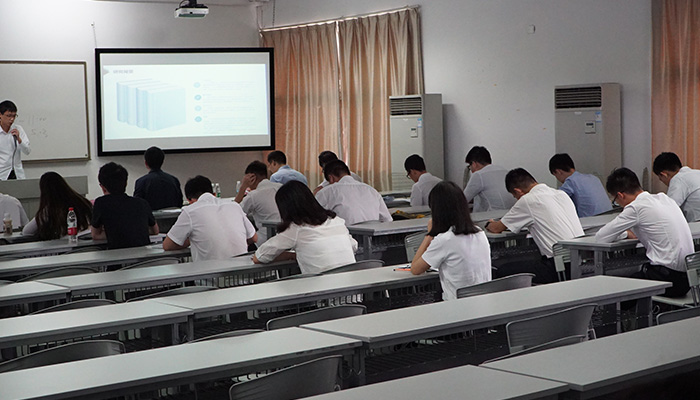 学员认真听答辩技巧