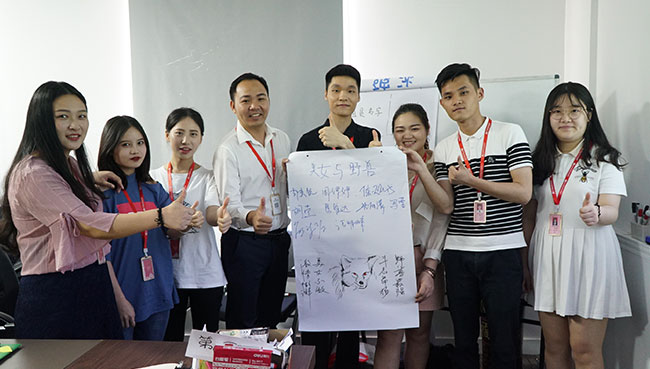 爱华大学团队合照
