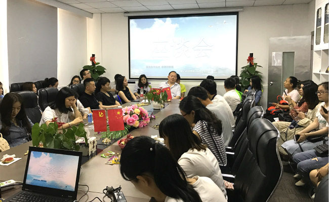 爱华教育召开2018级学生座谈会，致力提升教学服务体验