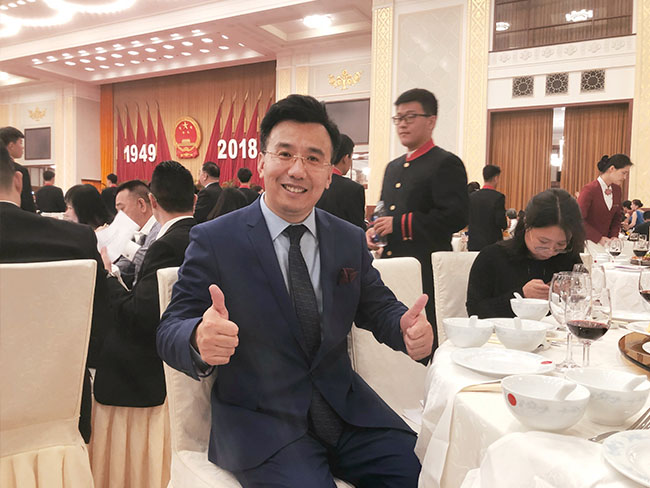 爱华教育董事长张庆阔先生受邀参加国庆69周年招待会！